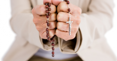 Rezar o terço é uma prática comum entre os católicos. Neste artigo vamos lhe ensinar tudo o que precisa saber sobre como rezar o terço.